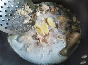 大火煮开撇去浮沫，洗净备用。
