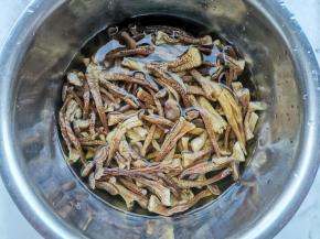 菌菇洗净温水浸泡。