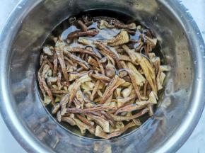菌菇洗净温水浸泡。