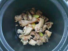 砂锅中放入鸡肉，