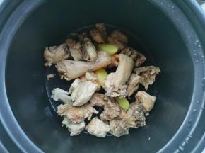 砂锅中放入鸡肉，