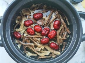 姜片，红枣，5大碗水，大火煮开，转小火煲2小时。