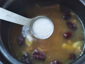 出锅前5分钟加适量盐。