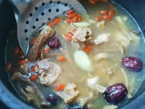 再放入枸杞即可。