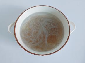 粉丝放入碗里加适量的温水泡发。