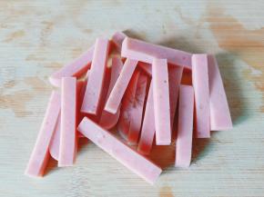 午餐肉切成片，再切成长条。