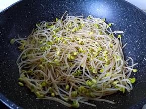 煸炒到豆芽水份基本上都炒出来了，微微发软盛盘备用。