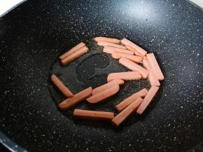 锅里放入适量的食用油，把午餐肉放下去煎一下。