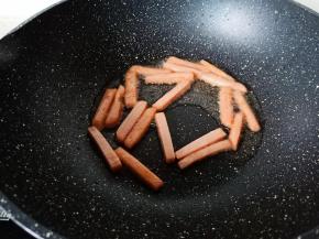 等到午餐肉煎至两面微微有点黄。