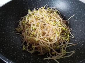 此时放入豆芽翻炒几下。