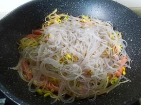 再加入泡好的粉丝。