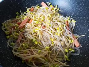 开大火快速翻炒均匀。