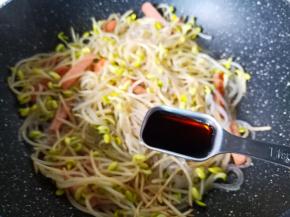 加入生抽两勺。