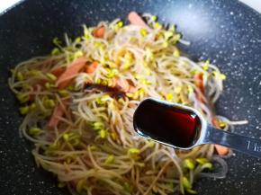 再加入两勺蚝油提鲜。