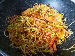 开大火将调味料翻炒均匀。