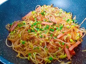 关火，撒点葱花提香，颜色也好看了！