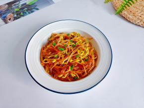 粉丝劲道爽滑，豆芽还有午餐肉的香味包裹在一起。