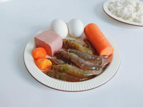 耳光炒饭的必备款都有咸蛋黄、午餐肉、与温泉蛋。