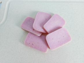 午餐肉切成稍微厚一点的片。