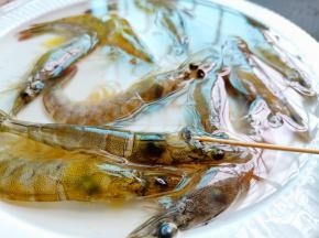 剪去虾强，尽量贴着壳，要紧贴着根部往下多剪一点，再用牙签或者叉子把虾胃【也叫沙包】挑出来，留下的虾黄则是非常鲜美的！