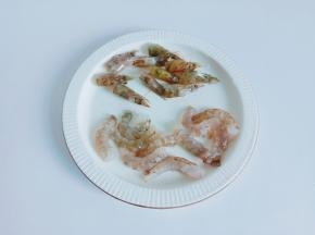 虾壳可以从虾的第三节开始剥，可以借助叉子来剥虾壳，非常省事。