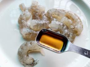 对虾加料酒与蚝油腌制一下。