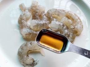 对虾加料酒与蚝油腌制一下。