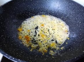 
虾油锅中下咸蛋黄略炒。