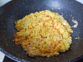 加入米饭开大火快速翻炒。