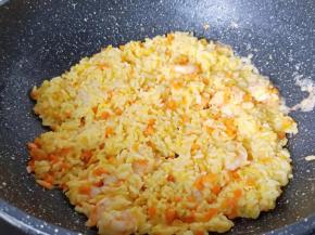 翻炒至每一粒米饭都包裹着金黄色的外衣。