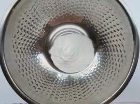 取一包预拌粉放入盆中，