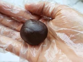 豆沙馅和莲蓉馅分别搓成圆球，
