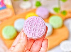 按出月饼形状即可。