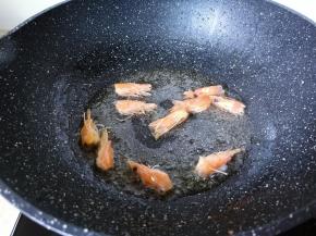 热锅冷油下虾头炼油，当锅内油呈金黄色后，捞出虾头就不需要了。
