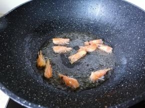 热锅冷油下虾头炼油，当锅内油呈金黄色后，捞出虾头就不需要了。