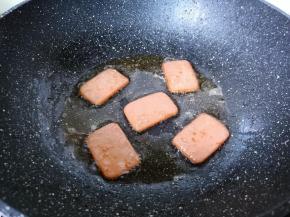 热锅热油放午餐肉煎一下盛盘。