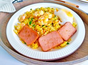 一道美味无敌的 “耳光炒饭” 就大功告成啦！