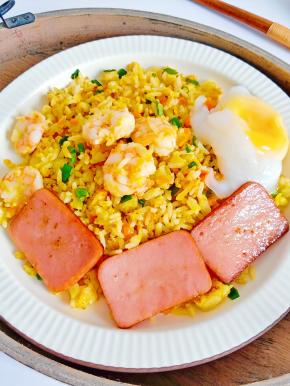 每一粒米饭都金灿灿的，非常有食欲。