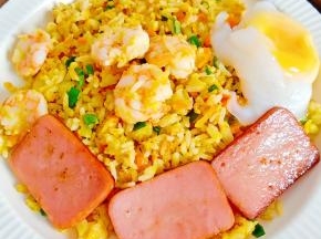 每一粒米饭都金灿灿的，非常有食欲。