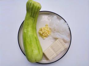 准备好所有食材。