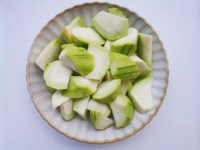 丝瓜切滚刀块。