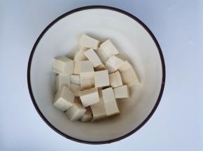 豆腐切小块。