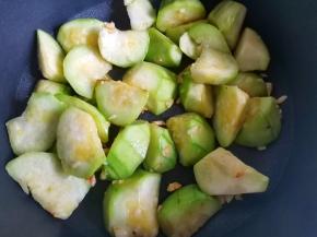 油热爆香蒜末，加丝瓜炒软，