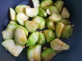 油热爆香蒜末，加丝瓜炒软，