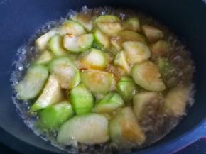 加入一大碗水煮开，