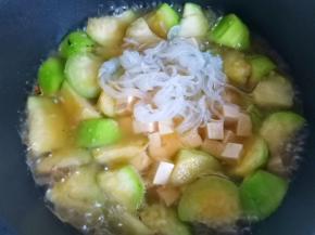 加入魔芋结烧开。