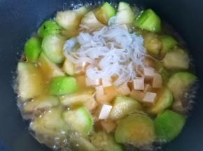 加入魔芋结烧开。