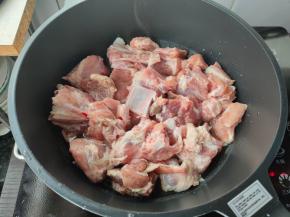 排骨洗净以后下锅轻轻煎一下，把水分煎出来。