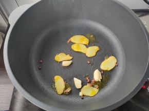 起锅热油，下姜片、花椒爆香。