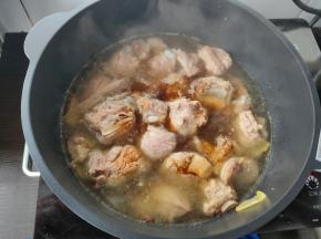 倒入纯净水，刚刚没过排骨即可，再加入3勺生抽酱油。